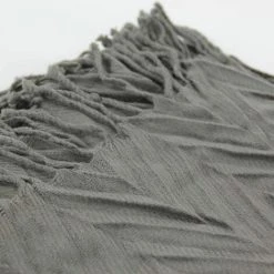 THEDECOFACTORY CHEVRON - <p>Plaid à Motifs Chevron Taupe 130x170 - Marron -Plaid et couverture Soldes 13247371 2