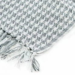 THEDECOFACTORY ESCAPADE - <p>Plaid Ethnique Motif Pied De Poule Blanc Et Gris 125x150 - Gris -Plaid et couverture Soldes 23982764 2