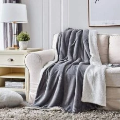 TRIOMPHE Plaid Couverture Polaire Sherpa Gris Clair & Blanc 130x150cm - Couverture Lit Double Face Douce Et Chaude, Plaid Jeté Canapé Flanelle Réversible, Blanket Effet Mouton Epais 9 TRIOMPHE Plaid Couverture Polaire Sherpa Gris Clair & Blanc 130x150cm - Couverture Lit Double Face Douce Et Chaude, Plaid Jeté Canapé Flanelle Réversible, Blanket Effet Mouton Epais -Plaid et couverture Soldes 37036484 3