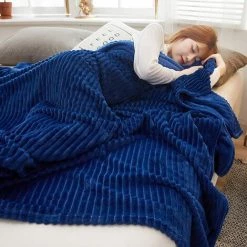 BARES Couverture En Molleton De Corail En Flanelle, Une Variété De Tailles Et De Couleurs, Douce Et Chaude Au Toucher, Réduit Le Stress, Améliore L'effet De Sommeil (Bleu, 150cm × 200cm) -Plaid et couverture Soldes 42948440 4