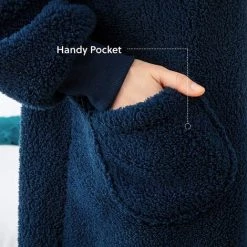 ILOVEMILAN Sweat Plaid A Capuche Adulte Plaid Polaire Avec Manche Femme Homme Couverture à Capuche Avec Manche Poches Portables, Plaid Pull Couverture Canape TV Hiver, 95x85 Cm Bleu Saphir 10 ILOVEMILAN Sweat Plaid A Capuche Adulte Plaid Polaire Avec Manche Femme Homme Couverture à Capuche Avec Manche Poches Portables, Plaid Pull Couverture Canape TV Hiver, 95x85 Cm Bleu Saphir -Plaid et couverture Soldes 46473337 4