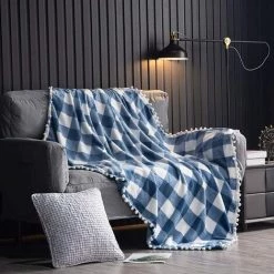 TINOR Couverture En Molleton Avec Frange à Pompons, Jeté En Flanelle à Carreaux Bleu Et Blanc à Carreaux Buffalo Pour Canapé-lit Adapté à Toutes Les Saisons (130x 150cm) -Plaid et couverture Soldes 46790193 3