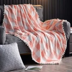 TINOR Couverture En Molleton Avec Frange à Pompons, Jeté En Flanelle à Carreaux Rouge Et Noir à Carreaux Buffalo Pour Canapé-lit Adapté à Toutes Les Saisons (Rose Et Blanc, 130x 150cm)
