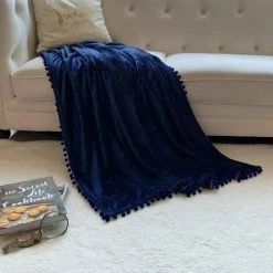 TINOR Couverture En Flanelle Avec Pompon Couverture De Sieste Couverture De Lit Confortable Couverture De Jet Doux Pour Canapé-lit Adapté à Toutes Les Saisons (Bleu Foncé, 150x 200 Cm) -Plaid et couverture Soldes 46790904 4