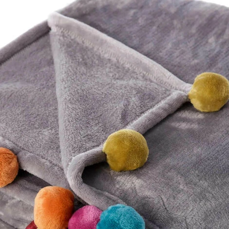 YESDEKO Plaid Polaire Uni Grise Avec Pompon Multicolore 130x160cm Manon 4 YESDEKO Plaid Polaire Uni Grise Avec Pompon Multicolore 130x160cm Manon – Image 2