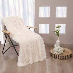 VERSAILLESFR Plaid Canape, Super Doux Et Chaud Couverture Polaire, Double Face PV Et Flanelle Plaid Polaire, 130x160cm Couverture, Plaid Fourrure Blanc Convient Pour Canapé, Lit Ou Salon -Versailles -Plaid et couverture Soldes 47881632 5