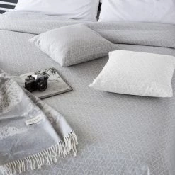 GUY LAROCHE Couvre-lit Jacquard BRENTA-C 180x270 Cm Blanc - Blanc -Plaid et couverture Soldes 53917139 3