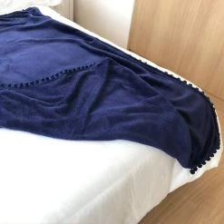 GALOZZOIT Couverture En Flanelle Avec Franges à Pompons - Légère Et Confortable - Couverture Douce Pour Canapé, Convient Pour Toutes Les Saisons (bleu Foncé, 230 X 230cm) -Plaid et couverture Soldes 60858399 5