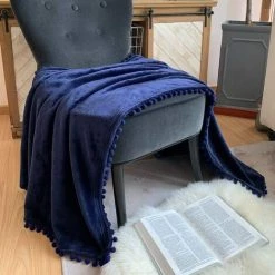 GALOZZOIT Couverture En Flanelle Avec Franges à Pompons - Légère Et Confortable - Couverture Douce Pour Canapé, Convient Pour Toutes Les Saisons (bleu Foncé, 100 X 150cm) -Plaid et couverture Soldes 60858401 2
