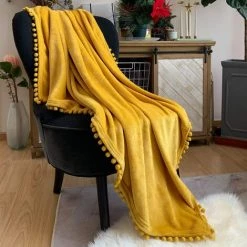 OSQI Couverture En Flanelle Avec Pompon Couverture De Sieste Couverture De Lit Douillette Couverture Douce Pour Canapé-lit Convient à Toutes Les Saisons (Jaune Moutarde, 150x200cm)