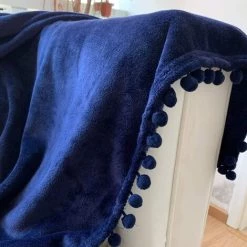 OSQI Couverture En Flanelle Avec Pompon Couverture De Sieste Couverture De Lit Confortable Couverture Douce Pour Canapé-lit Convient à Toutes Les Saisons (Bleu Foncé, 150x200cm) -Plaid et couverture Soldes 65505340 3