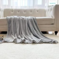 OSQI Couverture En Flanelle Avec Pompon Couverture De Sieste Couverture De Lit Confortable Couverture Douce Pour Canapé-lit Convient à Toutes Les Saisons (Gris Clair, 150x200cm) -Plaid et couverture Soldes 65505540 3