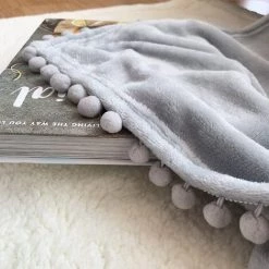 OSQI Couverture En Flanelle Avec Pompon Couverture De Sieste Couverture De Lit Confortable Couverture Douce Pour Canapé-lit Convient à Toutes Les Saisons (Gris Clair, 150x200cm) -Plaid et couverture Soldes 65505540 4