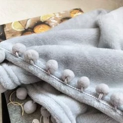 OSQI Couverture En Flanelle Avec Pompon Couverture De Sieste Couverture De Lit Confortable Couverture Douce Pour Canapé-lit Convient à Toutes Les Saisons (Gris Clair, 150x200cm) -Plaid et couverture Soldes 65505540 5