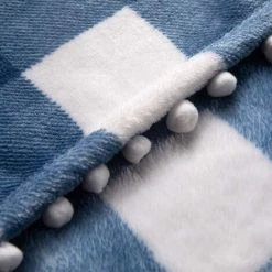 OSQI Couverture Polaire Avec Franges à Pompons, Jeté En Flanelle à Carreaux De Buffle Bleu Et Blanc Pour Canapé-lit Adapté à Toutes Les Saisons (130x150cm) 11 OSQI Couverture Polaire Avec Franges à Pompons, Jeté En Flanelle à Carreaux De Buffle Bleu Et Blanc Pour Canapé-lit Adapté à Toutes Les Saisons (130x150cm) -Plaid et couverture Soldes 65505547 5