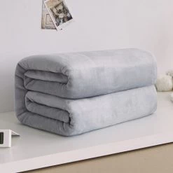 YIDOMDE Plaid En Flanelle Super Douce, En Microfibre De Haute Gualité, Confortable Et Chaude, Convient à Toutes Les Saisons.——Gris Argenté 70X100cm