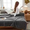 BDD Couverture Polaire Flanelle Corail, Douce Et Chaude Au Toucher, Réduit Le Stress Et Améliore Le Sommeil, Gris Foncé 1 BDD Couverture Polaire Flanelle Corail, Douce Et Chaude Au Toucher, Réduit Le Stress Et Améliore Le Sommeil, Gris Foncé -Plaid et couverture Soldes 65905591 1
