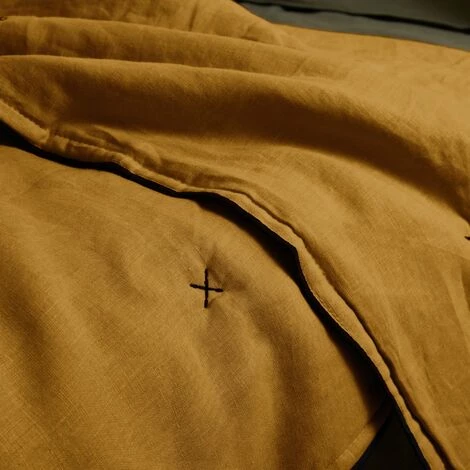 Couvre-lit Matelassé 225x280 Cm MADURA - Bronze Et Bourdon Noir - CARLINA - Bronze Et Bourdon Noir 4 Couvre-lit Matelassé 225x280 Cm MADURA - Bronze Et Bourdon Noir - CARLINA - Bronze Et Bourdon Noir – Image 2